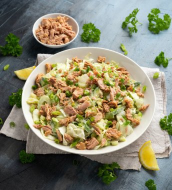 Avokado, kereviz, taze soğan ve marullu ton balığı salatası. Lezzetli sağlıklı yemek.