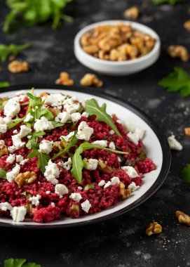 Pancar, ceviz, roka ve peynirli bulgur salatası. Sağlıklı diyet yemekleri