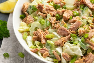 Avokado, kereviz, taze soğan ve marullu ton balığı salatası. Lezzetli sağlıklı yemek.