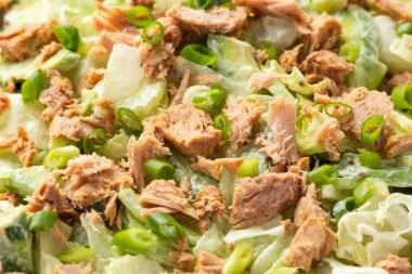 Avokado, kereviz, taze soğan ve marullu ton balığı salatası. Lezzetli sağlıklı yemek.