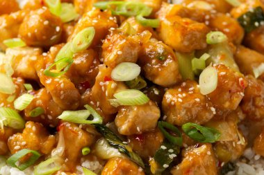 General Tso Tofu pilav, yeşil soğan ve pak choi. Asya Vegan Yemekleri