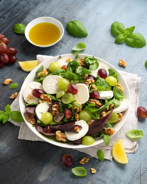 Італійський салат з козячим сиром, виноградом і горіхами. Здорова їжа — стокове фото
