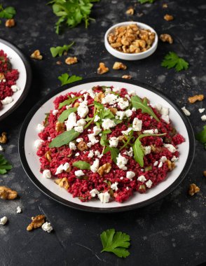 Pancar, ceviz, roka ve peynirli bulgur salatası. Sağlıklı diyet yemekleri