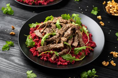 Pancar ve biftekli bulgur salatası. Sağlıklı diyet yemekleri