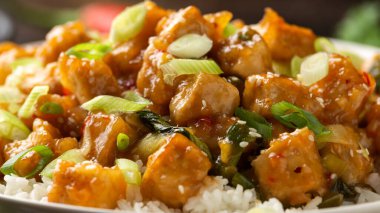 General Tso Tofu pilav, yeşil soğan ve pak choi. Asya Vegan Yemekleri