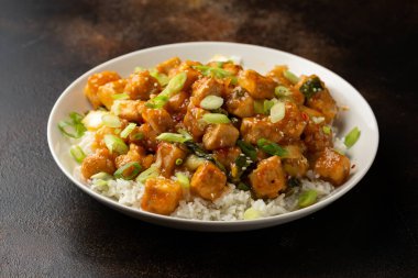 General Tso Tofu pilav, yeşil soğan ve pak choi. Asya Vegan Yemekleri