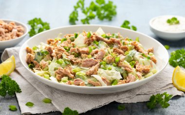 Avokado, kereviz, taze soğan ve marullu ton balığı salatası. Lezzetli sağlıklı yemek.