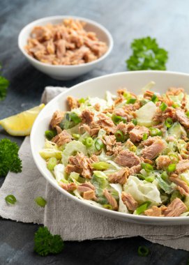 Avokado, kereviz, taze soğan ve marullu ton balığı salatası. Lezzetli sağlıklı yemek.