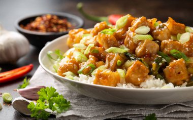 General Tso Tofu pilav, yeşil soğan ve pak choi. Asya Vegan Yemekleri