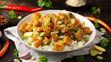 General Tso Tofu pilav, yeşil soğan ve pak choi. Asya Vegan Yemekleri