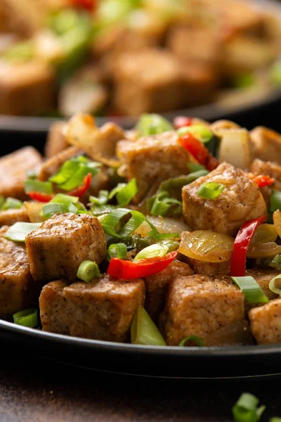 Knuspriges Salz und Pfeffer Tofu. Vegane, vegetarische und gesunde Ernährung — Stockfoto