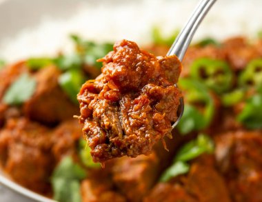 Geleneksel körili pirinç ve baharatlı biftek.