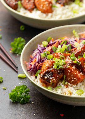 Pirinç ve sebzeli vejetaryen kızarmış tempeh. Asya sağlıklı yiyecekleri