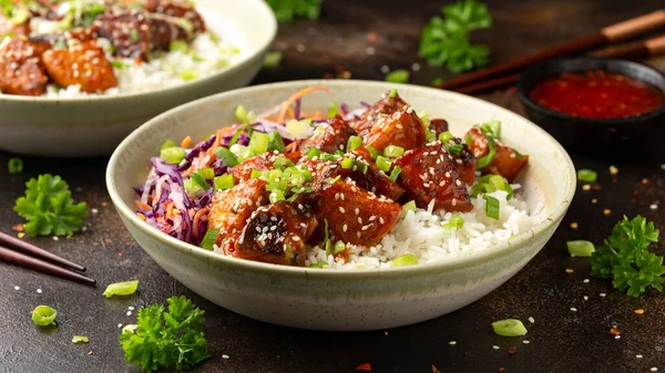 Pirinç ve sebzeli vejetaryen kızarmış tempeh. Asya sağlıklı yiyecekleri