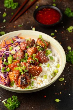 Pirinç ve sebzeli vejetaryen kızarmış tempeh. Asya sağlıklı yiyecekleri