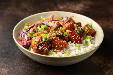 Pirinç ve sebzeli vejetaryen kızarmış tempeh. Asya sağlıklı yiyecekleri