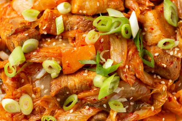 Coreano Mexer Frito barriga de porco kimchi com arroz e cebolinha. Estilo de comida asiática — Fotografia de Stock