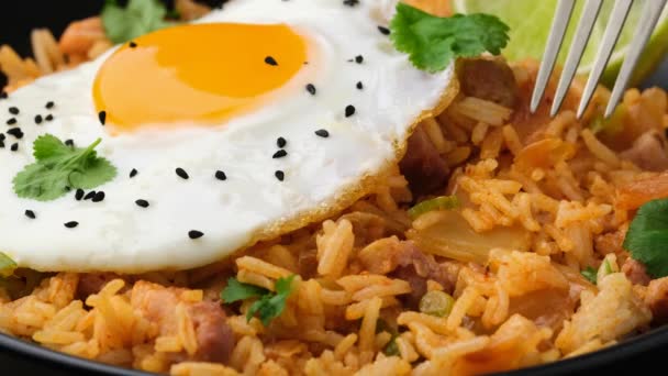 Comer arroz frito Kimchi con huevo frito y tocino. Comida coreana — Vídeos de Stock