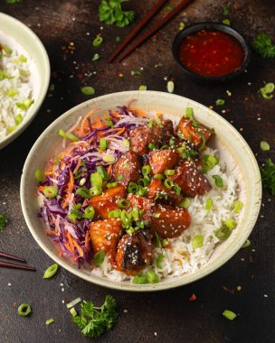 Pirinç ve sebzeli vejetaryen kızarmış tempeh. Asya sağlıklı yiyecekleri