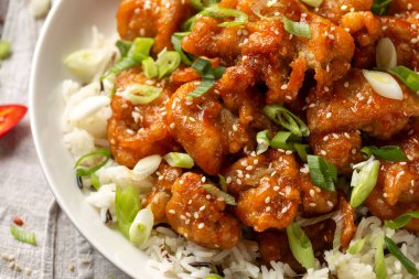 Basmati, yaban pilavı ve taze soğanlı Asya usulü çıtır susamlı tavuk..