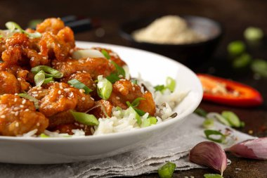 Basmati, yaban pilavı ve taze soğanlı Asya usulü çıtır susamlı tavuk..