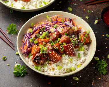 Pirinç ve sebzeli vejetaryen kızarmış tempeh. Asya sağlıklı yiyecekleri