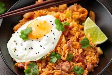 Kızarmış yumurta ve pastırmalı kimchi pilavı. Kore yemeği.