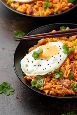 Kızarmış yumurta ve pastırmalı kimchi pilavı. Kore yemeği.