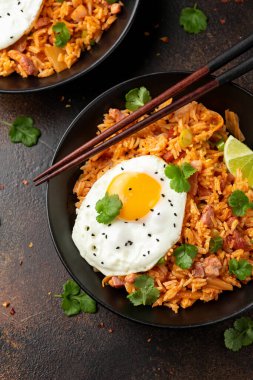 Kızarmış yumurta ve pastırmalı kimchi pilavı. Kore yemeği.