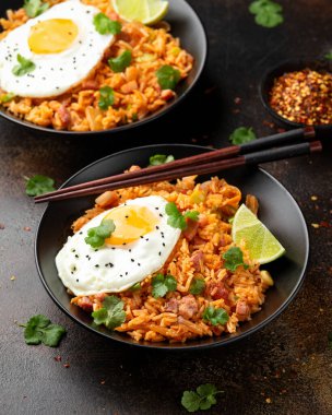 Kızarmış yumurta ve pastırmalı kimchi pilavı. Kore yemeği.