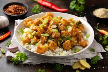General Tso Tofu pilav, yeşil soğan ve pak choi. Asya Vegan Yemekleri.