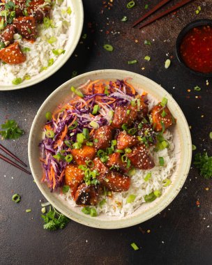 Pirinç ve sebzeli vejetaryen kızarmış tempeh. Asya sağlıklı yiyecekleri.