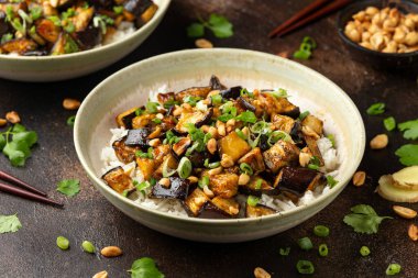 Pirinç, fıstık ve taze soğanlı Asya patlıcan. Sağlıklı yemek.