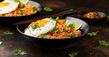 Kızarmış yumurta ve pastırmalı kimchi pilavı. Kore yemeği..