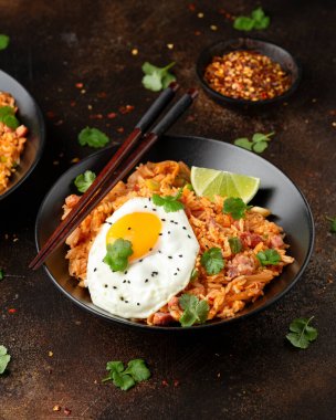 Kızarmış yumurta ve pastırmalı kimchi pilavı. Kore yemeği.