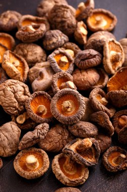 Kurutulmuş Şiitake mantarı, yakın çekim. Sağlıklı Asya yemekleri.
