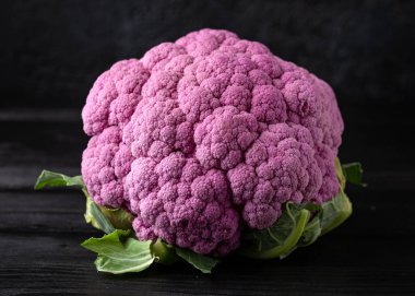 Siyah ahşap masada mor renkli karnabahar.