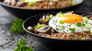 Bir kase mantarlı, soğanlı ve yumurtalı karabuğday. Sağlıklı yemek..