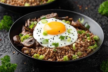 Bir kase mantarlı, soğanlı ve yumurtalı karabuğday. Sağlıklı yemek..