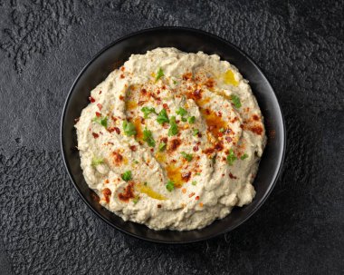 Baba ganoush sosu ızgara patlıcan, limon suyu, zeytinyağı ve tahini ile yapılır. Vejetaryen başlangıç yemeği..