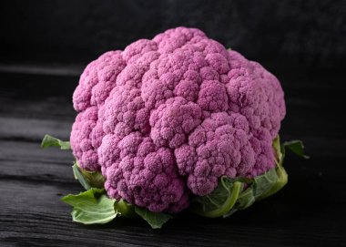 Siyah ahşap masada mor renkli karnabahar..