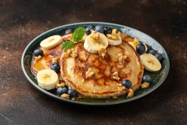 Amerikan gözlemesi, muzlu, yabanmersinli, cevizli ve ballı. Sağlıklı sabah kahvaltısı.