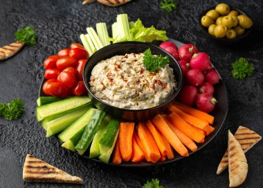 Baba ganoush sosu ızgara patlıcan, limon suyu, zeytinyağı ve tahini ile yapılır. Vejetaryen başlangıç yemeği..