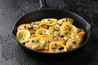 Kaparili tavuk Piccata, beyaz şarap sosu ve spagetti. İtalyan yemeği..