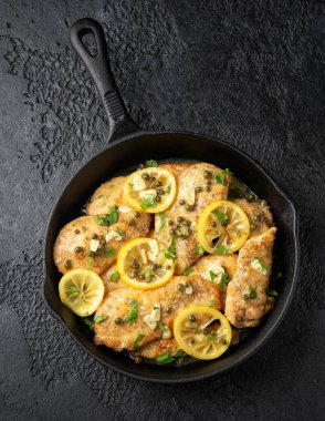 Kaparili tavuk Piccata, beyaz şarap sosu ve spagetti. İtalyan yemeği..