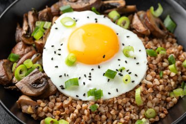 Bir kase mantarlı, soğanlı ve yumurtalı karabuğday. Sağlıklı yemek.