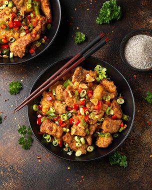 Kızartma tuzu ve biberli domuz filetosunu siyah kasede otlarla karıştır. Asya yemekleri