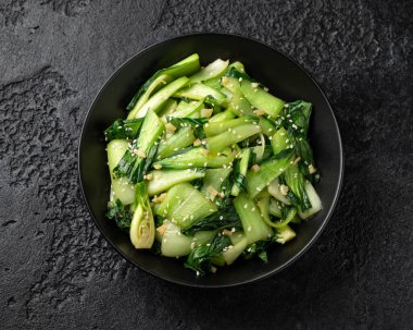 Çin usulü Pak Choi sarımsaklı, susamlı. Sağlıklı yemek.