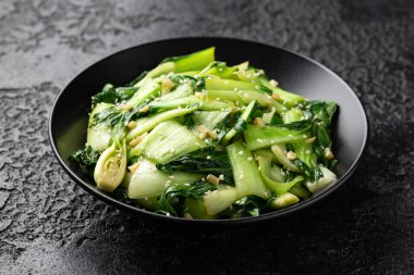 Çin usulü Pak Choi sarımsaklı, susamlı. Sağlıklı yemek.