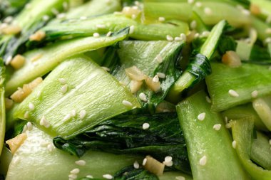 Çin usulü Pak Choi sarımsaklı, susamlı. Sağlıklı yemek.